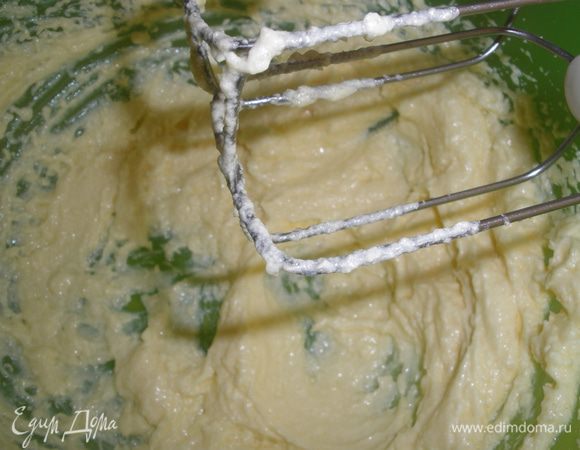 Добавить желтки и все взбить миксером