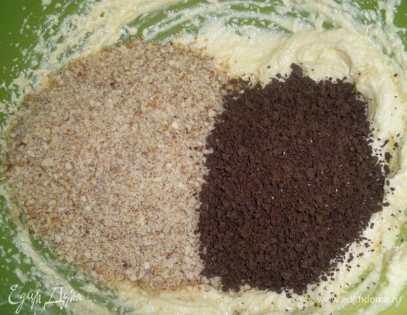 Орехи измельчить в блендере. 100 г шоколада тоже измельчить в блендере. Все добавить к масляно-сахарной массе и перемешать