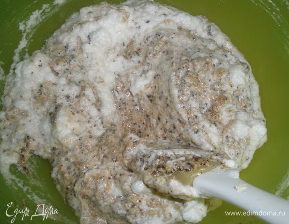 Белки взбить с щепоткой соли в крутую пену, аккуратно ввести в основную массу