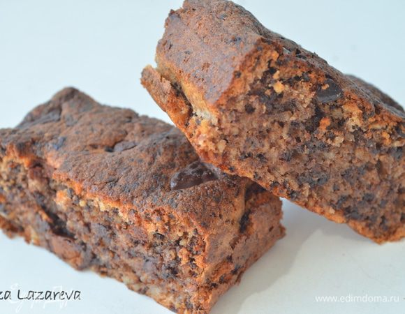 Выпекать торт при температуре 190 градусов 50-60 минут. Джейми рекомендует его подавать с ванильным мороженым или взбитыми сливками. 