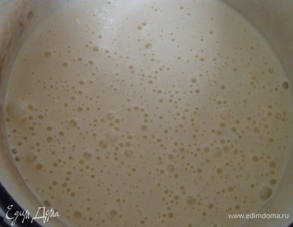 Взбивать желтки не менее 5 минут, пока масса слегка не загустеет.