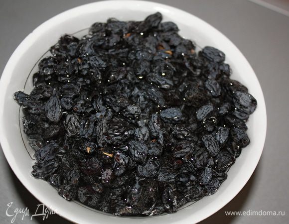 Изюм замочить в холодной воде, ему как раз хватит того времени, пока будет готовиться тесто.