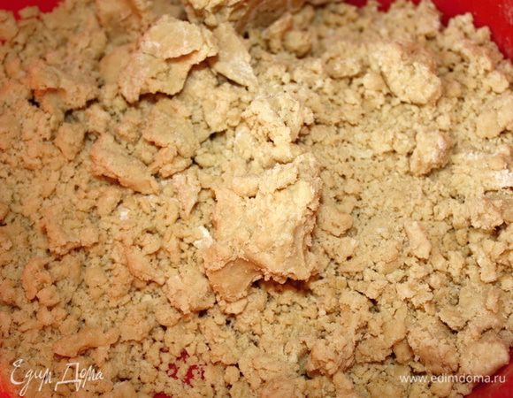 Две трети муки перетереть с маргарином. 