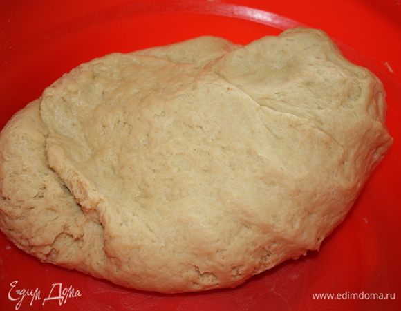 Яйца разделить на желтки и белки. Белки отставить пока в сторону,  а желтки растереть с сахаром.  
Соду погасить уксусом и вылить в молоко (честно скажу, я не поняла для чего это делается, но спорить не стала - надо, значит надо. По мне, так сода с уксусом здесь вообще не в кассу, в другой раз сделаю без нее и, если результат не изменится, уберу вообще из рецепта).
Смешать молоко и желтки, вылить смесь в маргариново-мучную крошку и замесить эластичное тесто прибавляя, если надо, муку. 
