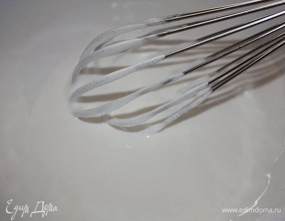 Разделить тесто на три части, завернуть в пакеты и дать «отдохнуть» при комнатной температуре минут 20.
В это время приготовить начинку. Взбить белки, добавить сахар и снова взбивать, пока сахар не растворится. 
