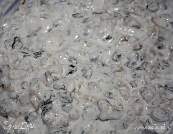 Изюм отжать от воды и вместе с орехами отправить к взбитым белкам. Перемешать и начинка готова.