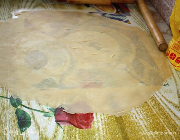 Теперь очередь за тестом. Взять одну его часть и раскатать на присыпанной мукой поверхности так тонко, как получится. Тесто раскатывается легко и после небольшой "тренировки" получится даже у такого профана в выпечке как я.