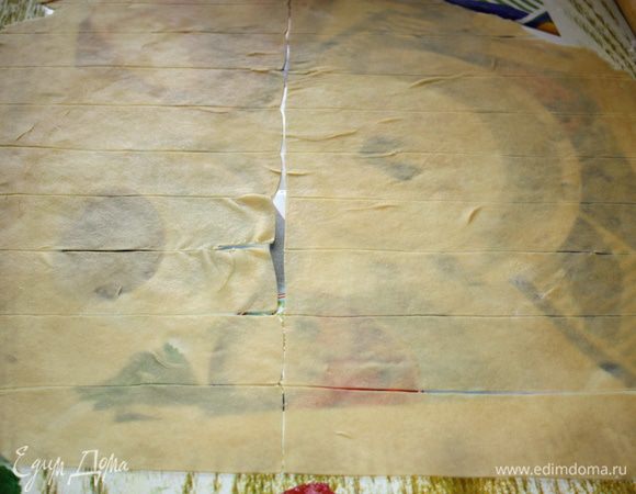 Пласт теста разрезать пополам и потом на ленты сантиметра 3 шириной.