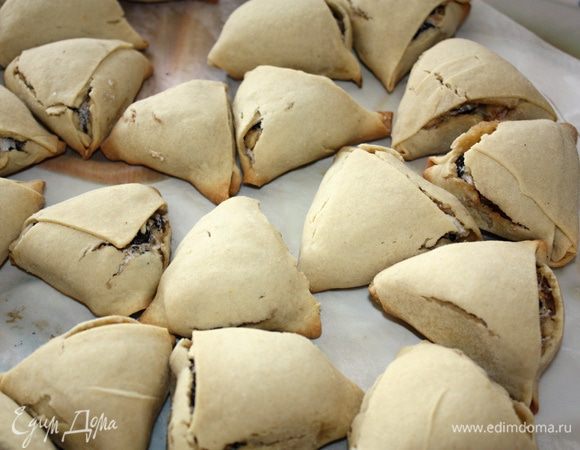 Выложить на противень, застеленный пергаментной бумагой и выпекать при температуре 250 ⁰ C 20 минут.