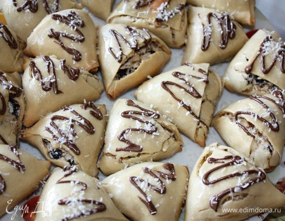 Слегка остывшие печенюшки глазировать сгущенкой, украсить шоколадной пастой и кокосовой крошкой. Приятного аппетита!