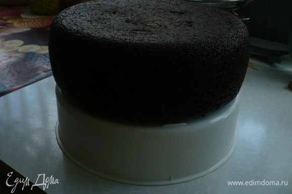 Приготовить тесто для бисквита "шоколад на кипятке" по рецепту http://www.edimdoma.ru/recipes/31029. Кастрюльку мультиварки смазать слив. маслом и поставить на режиме выпечка 65 мин + 20 мин, открыть крышку и дать остыть бисквиту