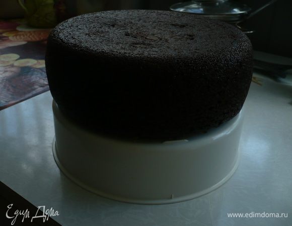 Приготовить тесто для бисквита "шоколад на кипятке" по рецепту http://www.edimdoma.ru/recipes/31029. Кастрюльку мультиварки смазать слив. маслом и поставить на режиме выпечка 65 мин + 20 мин, открыть крышку и дать остыть бисквиту 