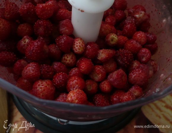 Приготовим крем: из земляники и сахара сделать пюре в блендере