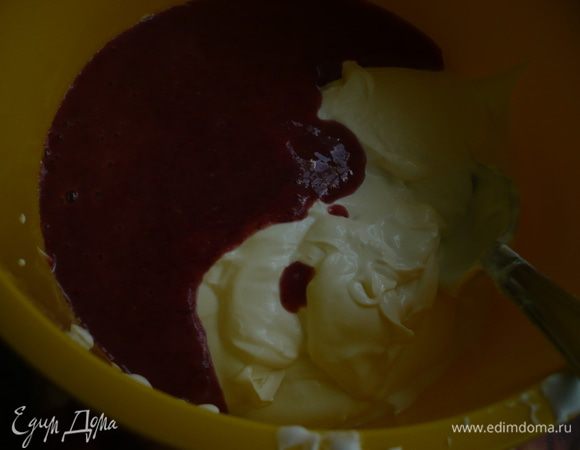 К пюре добавить сметану и творог, перемешать