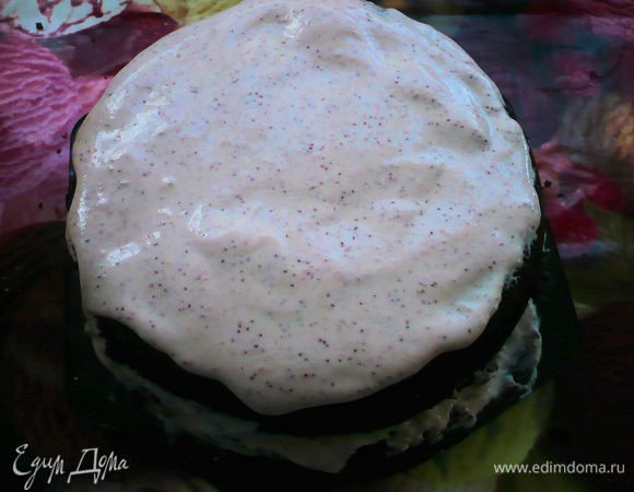 Остывший бисквит разрезать на 4 коржа, каждый корж смазать кремом и на крем уложить кружочки банана