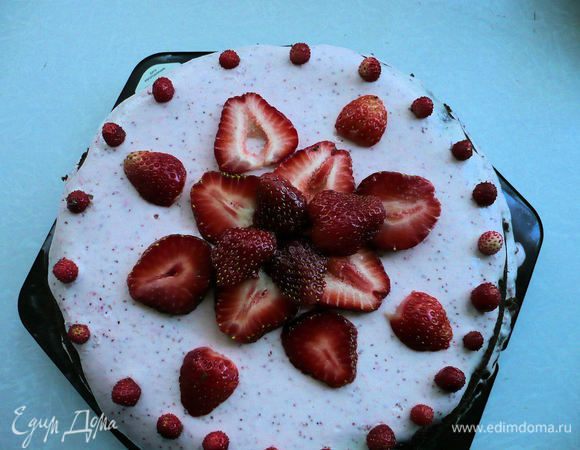 Верхний корж смазываем кремом без банана, украшаем ягодами и отправляем в холодильник на 3-4 часа. Вечером, с чаем - вкууусно!!!