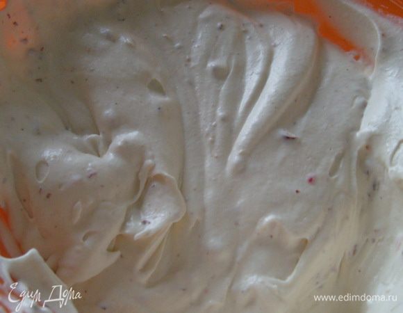 Получается масса достаточно густой консистенции и на вид шелковистая.