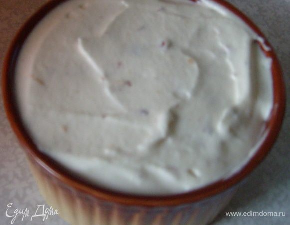 Немного смазать форму или формочки растительным маслом нейтральным по вкусу, выложить дно и бока формы миндальными лепестками. Заполнить формы парфе и поставить в морозильник не менее чем на 6 часов.