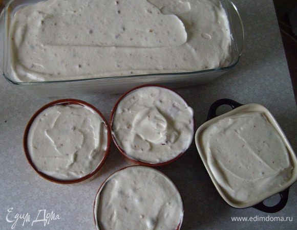 У меня получилась одна продолговатая форма (24х10 см) и четыре маленькие формочки.