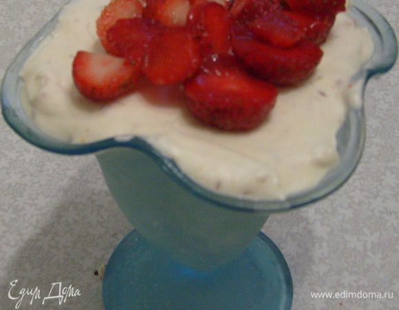 Перед подачей аккуратно острым ножом провести вдоль бортика формы, перевернуть форму на тарелку.
Подавать парфе можно с соусом из клубники. Главное хранить до подачи в морозильнике, а достать минуты за 3 до подачи