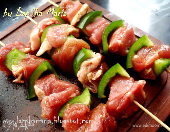 Если вы готовите так же как и я на сковороде гриль, то шпажки из дерева надо замочить в воде минут на 15, для того, чтобы они не пригорели во время готовки. Насаживаем на шпажки или шампура поочередно кусочки мяса и перца.