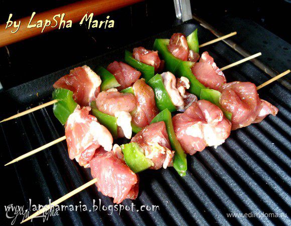 На мангал или сильно разогретую сковороду гриль выкладываем шпажки (шампура). Периодически переворачивая готовим до готовности, иногда можно прижимать к сковороде лопаткой. 