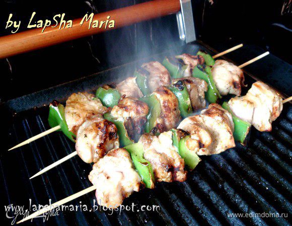 Шашлычки готовы, когда мясо со всех сторон поменяло цвет. Чтобы убедить в готовности мяса, можно его надрезать и проверить какой сок течет, розовый - подержите ещё, светлый - готово. Или просто попробовать один кусочек. Мясо должно оставаться сочным. Я не засекала времени готовки, но примерно это заняло у меня минут 15. 