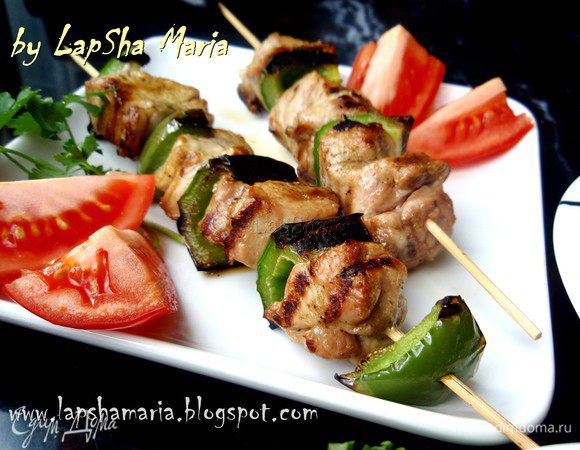 Сувлаки обязательно подают со свежими овощами, соусом цацики и теплой лепешкой. Получается ну очень вкусно!  