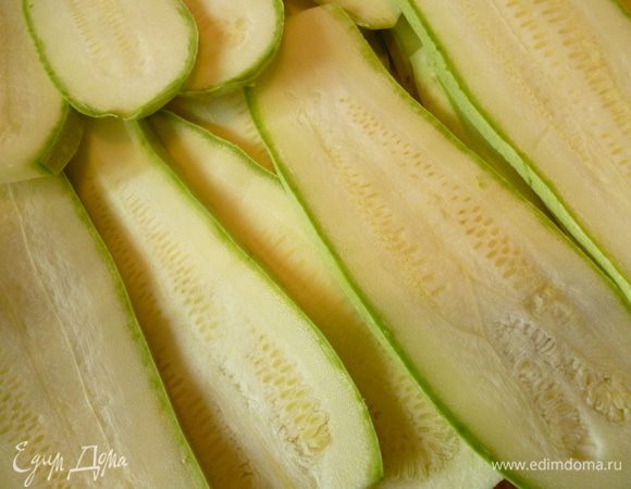 Кабачки нарезать вдоль пластинками толщиной 3-4мм.