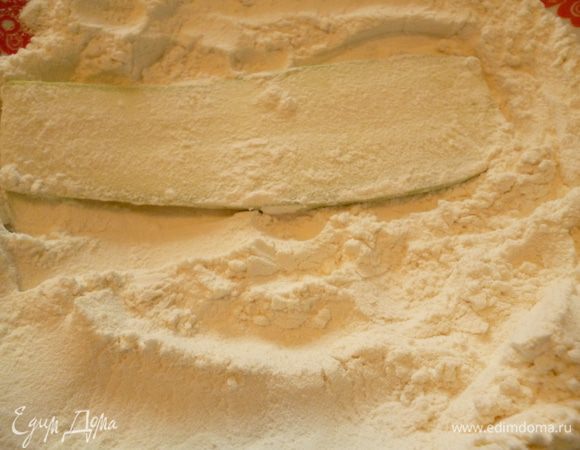 Обвалять их в муке и оставить минут на 5,что бы мука немного впиталась.