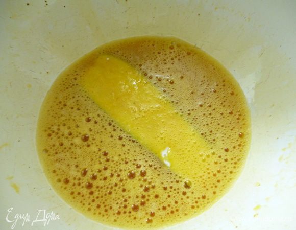 Яйца взбить с солью и молотым черным перцем.На небольшом огне нагреть сковороду с растительным маслом.Берем по одному ломтику кабачка,окунаем в яичную смесь,затем подержать немного на весу,что бы стекло лишнее и выкладываем на сковородку.