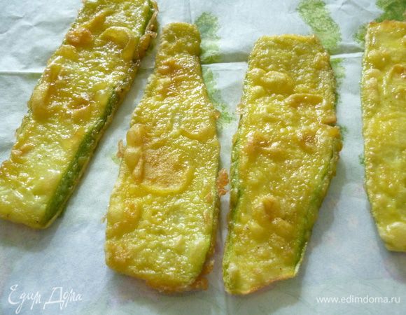 Обжариваем с двух сторон и складываем на салфетку,что бы убрать излишки масла и для остывания.