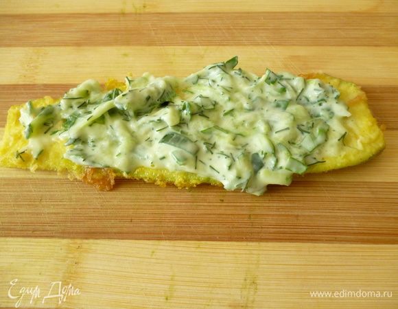 Берем ломтик кабачка,выкладываем на него начинку.