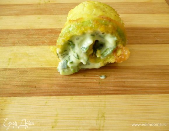 Свертываем рулетик.Готовые рулетики складываем на блюдо и затем отправляем их на 1час в холодильник.Приятного вам аппетита!