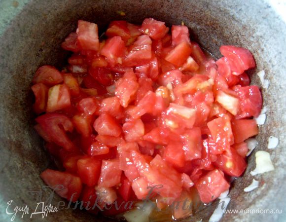 Пока тушится перец, помидоры обдать кипятком и снять кожуру (кстати, можно ее и не снимать, тогда получится супер-ленивая икра). Добавить томаты к овощам. Тушить несколько минут. 