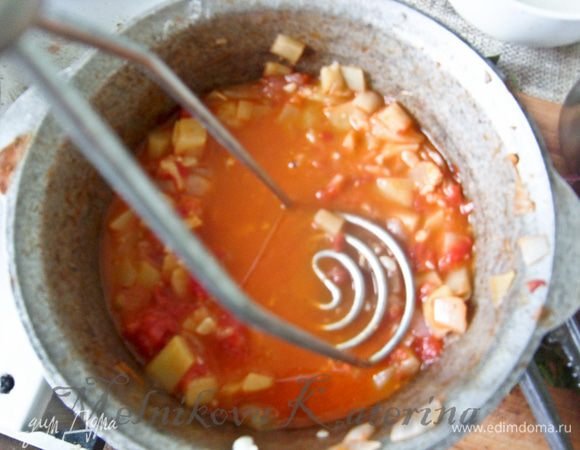 Снять икру с огня. Добавить соль, перец, чеснок, пропущенный через пресс, перемешать. Затем вооружиться толкушкой для картофеля и помять икру в течение минуты, чтобы были кусочки, но не превращая в пюре. 