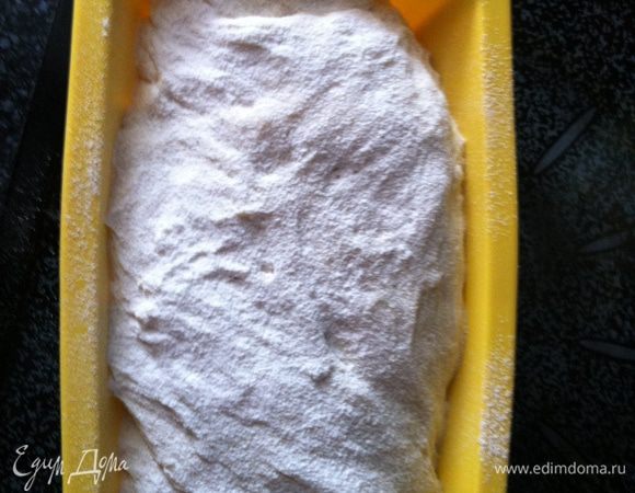 Выложите тесто на противень, посыпанный мукой, и поместите в разогретую духовку. ( Я выпекала в форме для кекса, немного присыпав хлеб мукой). Не захлопывайте дверцу резко, иначе вы потеряете часть необходимого воздуха. Выпекайте при температуре (то же касается и времени), указанной в рецепте. Проверить готовность можно, постучав по основанию хлеба, – если звук исходит как бы из пустоты – хлеб готов. 