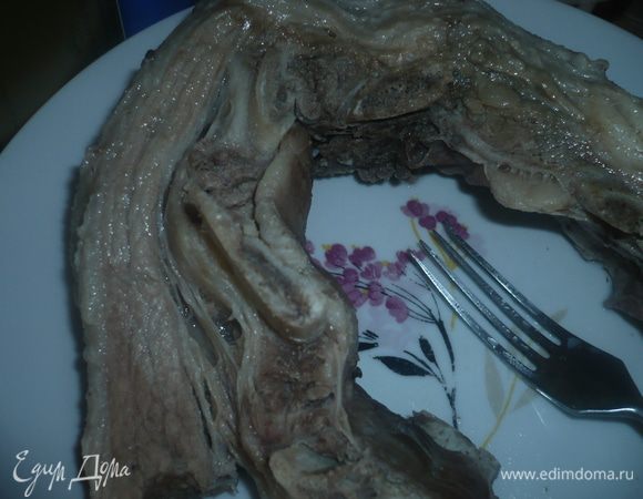 Говядину промыть в холодной воде, положить в кипящую воду и отварить до готовности (я обычно варю не менее 2-х часов после закипания и заранее)