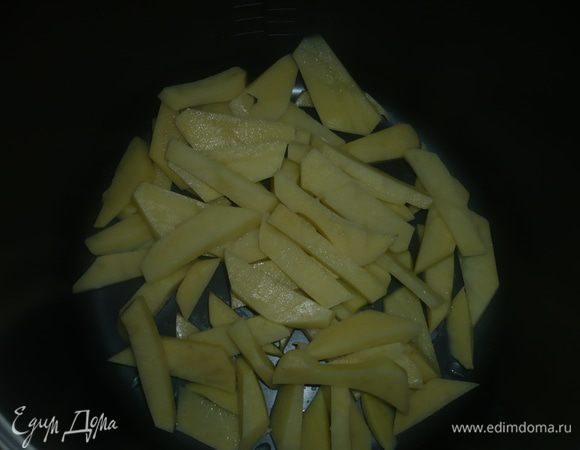 Картофель начистить и нарезать как вам нравится для супа, положить в кастрюлю мультиварки.