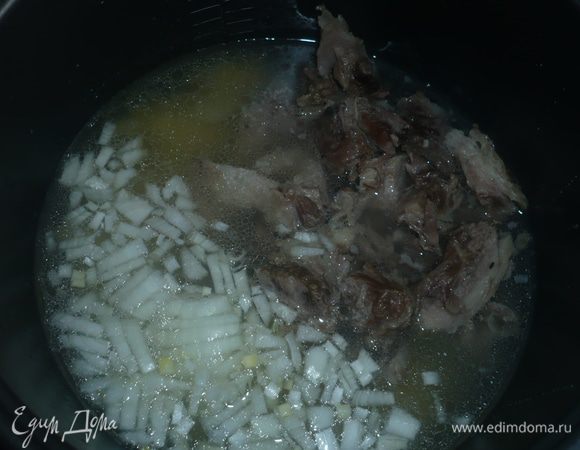 Мясо отделить от костей, нарезать кусочками, бульон процедить и залить картофель, добавить лук в кастрюльку, все перемешать 