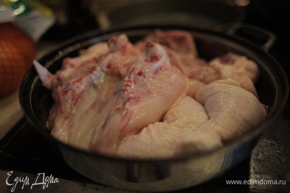 Помыть курицу, разделать и разложить на кусочки в емкость с высокими бортами (в ней мы потом оставим нашу курицу мариноваться).