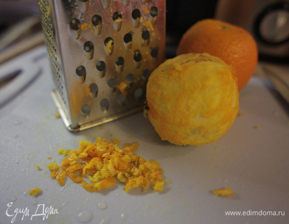 Очистить апельсины. Можно проще, натереть цедру целого апельсина, использовав её в виде компонента маринада.