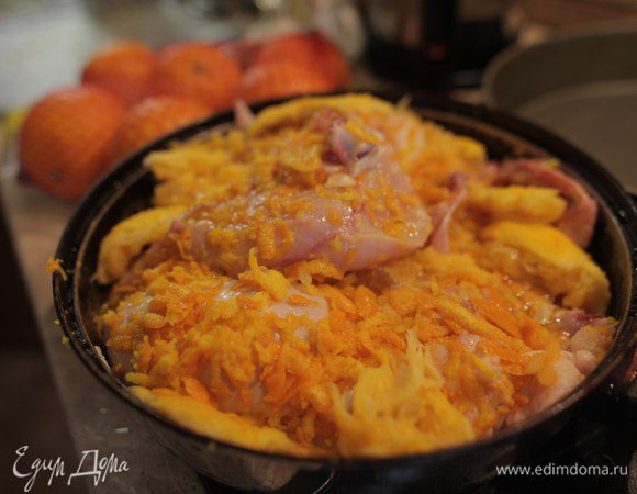 Выдавить сок, заправить цедру, растереть вместе с курицей. Добавить ложку сахара, ложку соли, острого перца.