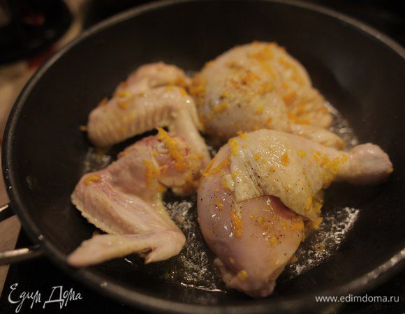Через прошедшее время маринада, обжариваете быстро, на большом огне куски курицы до бледно-золотистого цвета.