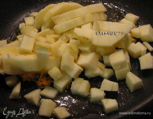 Яблоко очищаем от кожуры и сердцевины, нарезаем кубиком. Добавляем цедру апельсина и отправляем все на сковороду к апельсиновой карамели. Готовим до мягкости яблок.