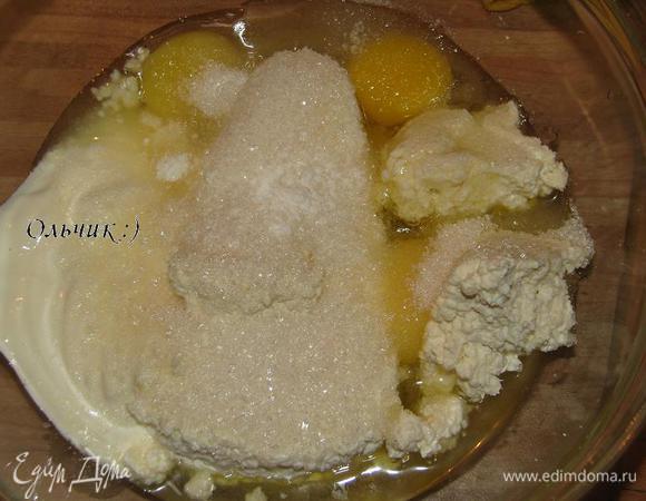 Соединяем творог, сметану, яйца, 3 ст. л. сахара и ваниль .