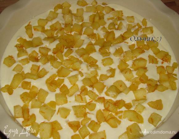 Выкладываем творожную массу в жароупорное блюдо, сверху выкладываем слегка остывшие яблоки. Отправляем в разогретую до 180 градусов духовку на 30 минут.