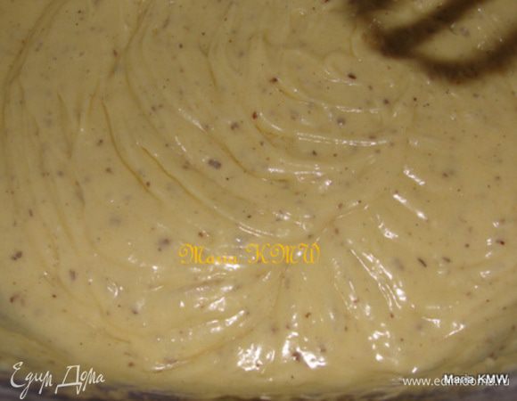 Яйца тщательно взбить с сахаром, добавить ванильный сахар, молотые орехи, размягченное масло или маргарин и еще раз взбить в однородную массу.