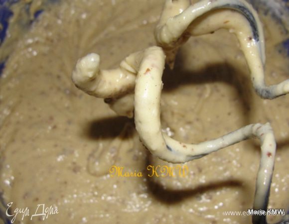 Постепенно добавить просеянную муку с разрыхлителем. Тщательно вымешать тесто.