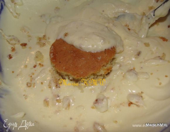 Для крема взбить сгущенку со сливочным маслом. Из теста стаканчиком вырезать кружки и  обмакивать или обмазывать каждый со всех сторон.
